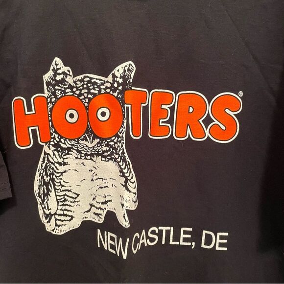 Hooters Black Graphic T-Shirt No Size Tag Looks Like 2X New Castle, DE - Picture 2 of 3
